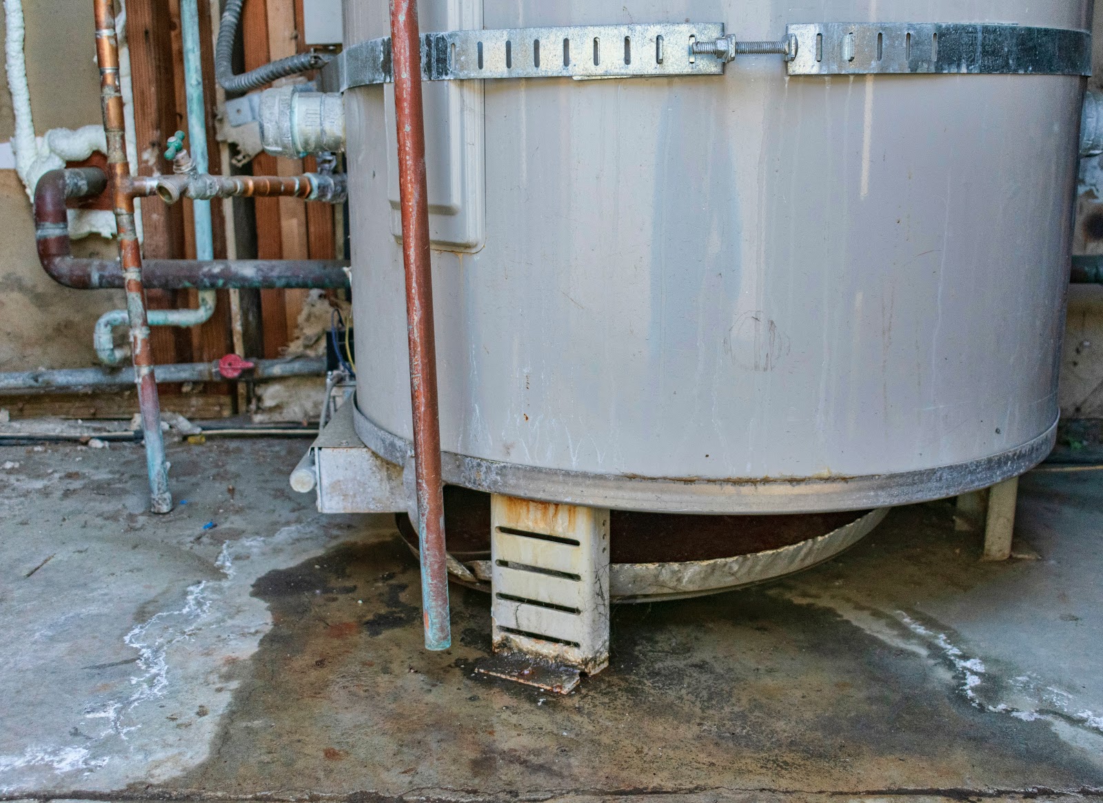 what to do if water heater leaking