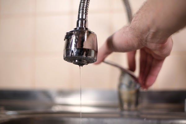 hand draining sink tap
