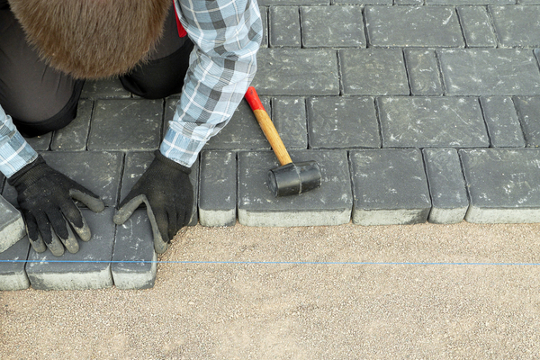 pro laying pavers with string