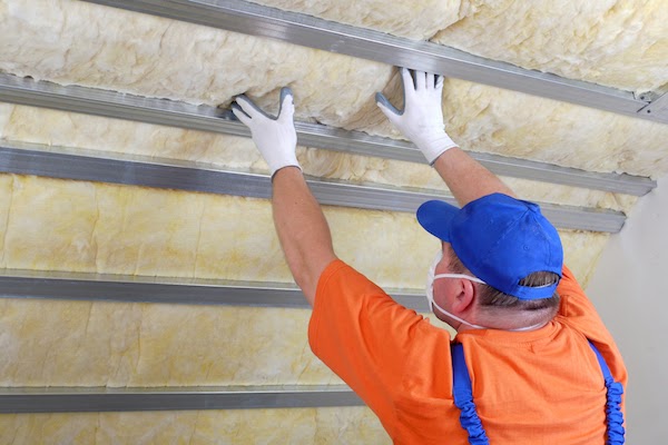 pro installing insulation