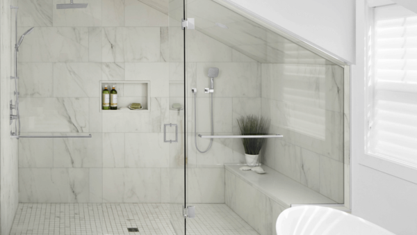 Отделанная мрамором ванная комната с естественным освещением