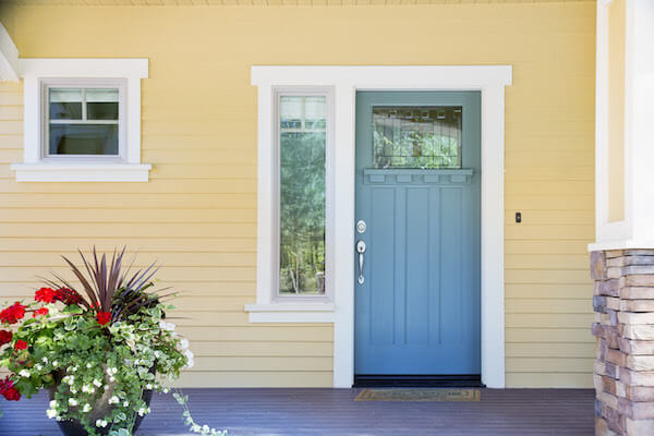 дверь, окрашенная в небесно-голубой цвет