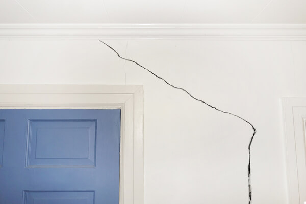 Трещина в стене дома указывает на дефекты фундамента