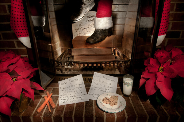 Санта-Клаус спускается по дымоходу, а его ждут печенье и молоко. Также есть морковь для его оленей. Пуансеттии, чулки и список детских подарков лежат возле камина.