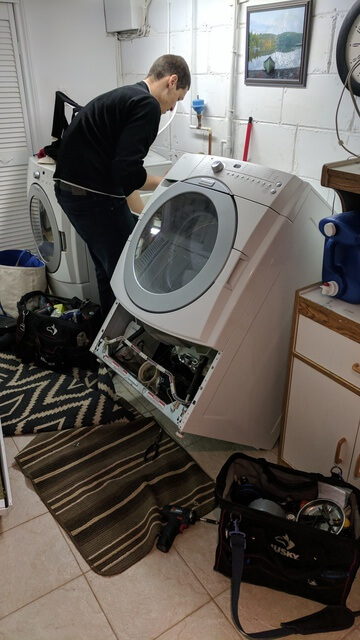 Electrician from Man With a Wrench fixing a laundry machine