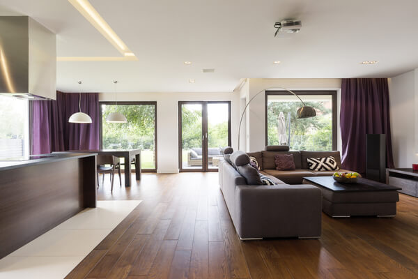 Просторный интерьер гостиной современного дома с удобным диваном