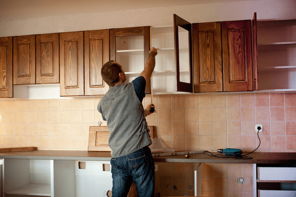 Плотник, работающий над новыми кухонными шкафами