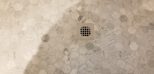 Ячеистая плитка для ванной комнаты