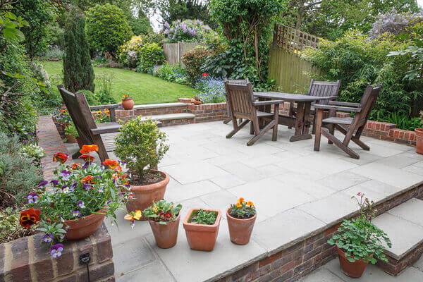 Ландшафтный дизайн, новый роскошный каменный внутренний дворик и сад в английском доме, Великобритания