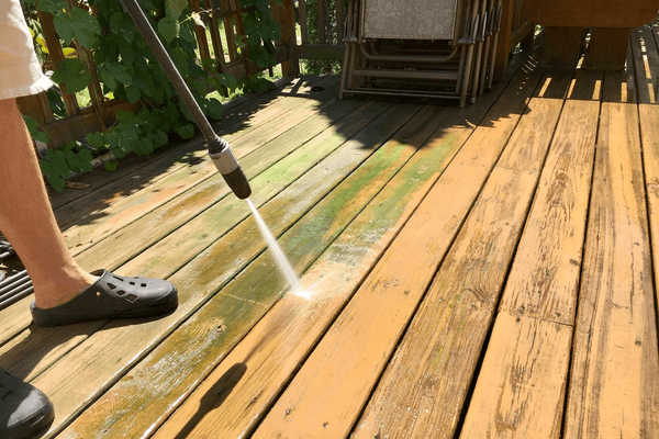 Cleaning wooden deck with pressure water jet