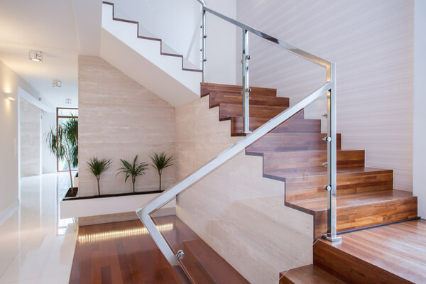 недавно построенная лестница деревянные стеклянные перила