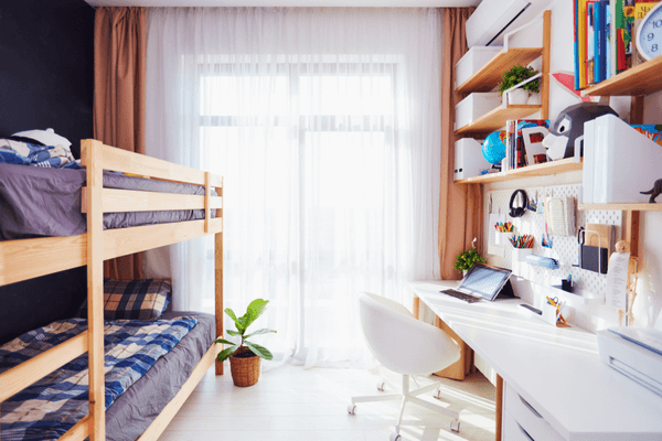современная светлая детская комната с двухъярусной кроватью и настенными полками